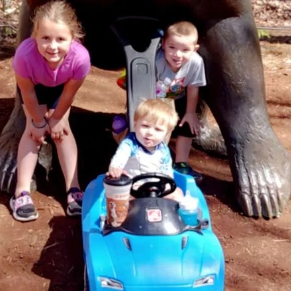 Meet your Posher, April - Picture 2 of 2